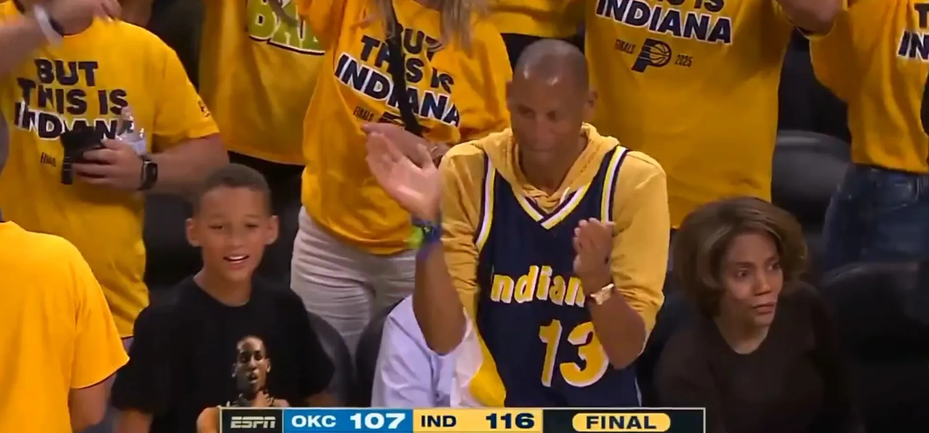 比赛中球员的闪耀表现获得全场掌声(球员们在赛场上展现)