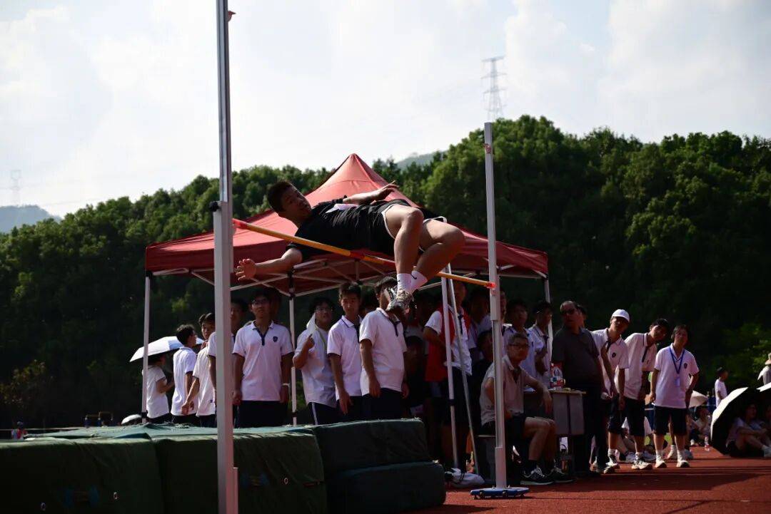 米兰电竞登录-看着运动员们在赛场上奋勇拼搏,教练不禁感叹
